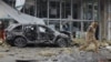 La 10 ianuarie, un anchetator se plimbă pe lângă un magazin avariat în urma bombardamentelor din orașul ocupat Donețk, pe care autoritățile locale instalate în Rusia le-au numit un atac militar ucrainean. 