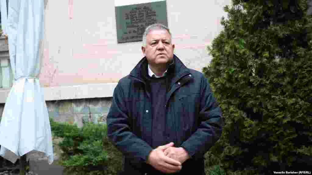 Бившият министър на отбраната Николай Ненчев пред паметната плоча на Никола Петков на ул. "Цар Шишман" в неделя. Ненчев е инициатор на това 21 февруари да бъде обявен за Ден на признателност към лицата, съпротивлявали се на нацизма в България. Това става с решение на Министерския съвет в края на 2016 г., но оттогава до днес денят не е отбелязван.