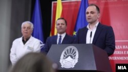 Архивска фотографија: Прес конференција на министерот за здравство Венко Филипче, доктор Жарко Караџовски и премиерот Оливер Спасовски 