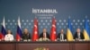 Pjesëtarë të delegacioneve ukrainase, turke dhe ruse gjatë rundit të dytë të bisedimeve, në Stamboll, më 2 qershor 2025.