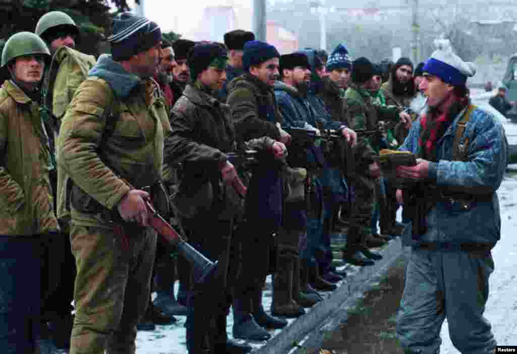 Нохчийн лаамхой гулбелла Соьлжа-ГӀалин коьртачу майданахь 1994-чу шеран гIуран-беттан 17-чу дийнахь. Оьрсийчоьнан эскарш тӀегӀерташ хиларна республикан коьрта шахьар ларъйан кечам беш бу уьш. Цул тӀаьхьа цхьа-ши кӀира даьлча федералаша Соьлжа-ГӀалана штурм йолийра. Иза уггаре а кхетам боцу хилам хилла дӀахӀоьттира, дукха эшамаш хиларе хьаьжча. Соьлжа-ГӀала йерриг аьлча санна хӀаллакйира йеттачу ракеташца а, бомбанашца а. Пхеа кӀиранах хиллачу тӀемашкахь, кеп-кепарчу зерашца, вийна 27 эзар гергга маьрша вахархо. Тхан редакцино <a href="https://dhveq8kiv5kjj.cloudfront.net/a/novyy-god-pod-zalpy-artillerii-monologi-pe