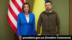 Președinta Camerei Reprezentanților din Statele Unite, Nancy Pelosi, și președintele Ucrainei, Volodimir Zelenski, 1 mai 2022