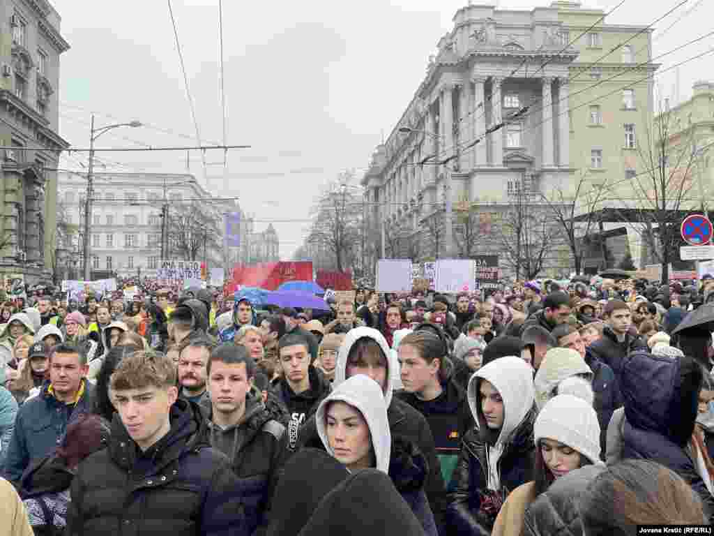 Тие бараат и кривична и политичка одговорност за уривањето на реконструирана бетонска настрешница на централната железничка станица во Нови Сад, во која загинаа 15 лица.