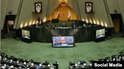 بر اساس اصل ۱۵ قانون اساسی «استفاده از زبان‌های محلی و قومی در مطبوعات و رسانه‌های گروهی و تدریس ادبیات آن‌ها در مدارس، در کنار زبان فارسی آزاد است»