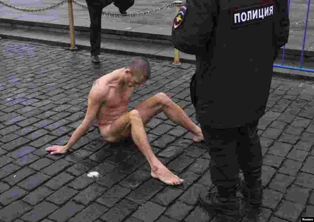 10 ноябрь 2013 ел, Полиция көне. &quot;Фиксация&quot; чарасы - Павленский үзенең умалын Кызыл мәйдан ташына кадаклап куя. 