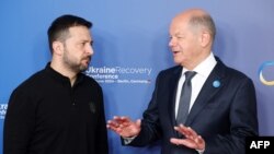 Zelenski și Scholz la conferința de la Berlin pentru refacerea Ucrainei, din 11 iunie 2024.
