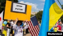 Protestatari lângă Casa Albă din Washington ce manifestau împotriva agresiunii Rusiei în Ucraina. 18 septembrie 2014