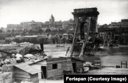 Podul cu lanțuri Szechenyi distrus și Castelul Buda, fotografiate la scurt timp după asediul Budapestei.