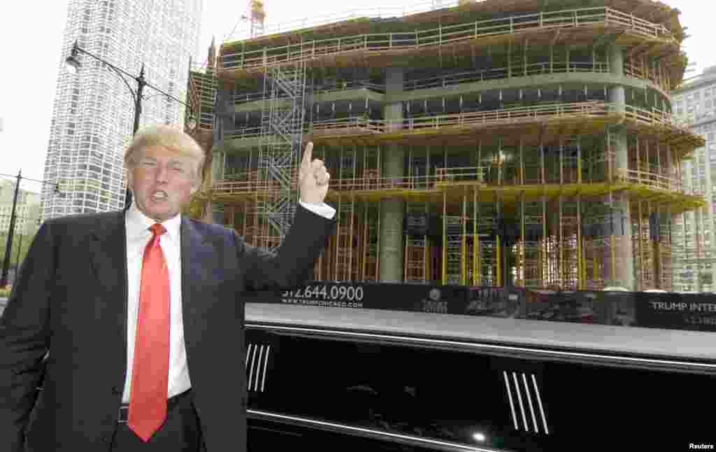 Trump International Hotel мейманкасынын жана Чикагодогу мунаранын курулушунун жанында. 2006-жыл.