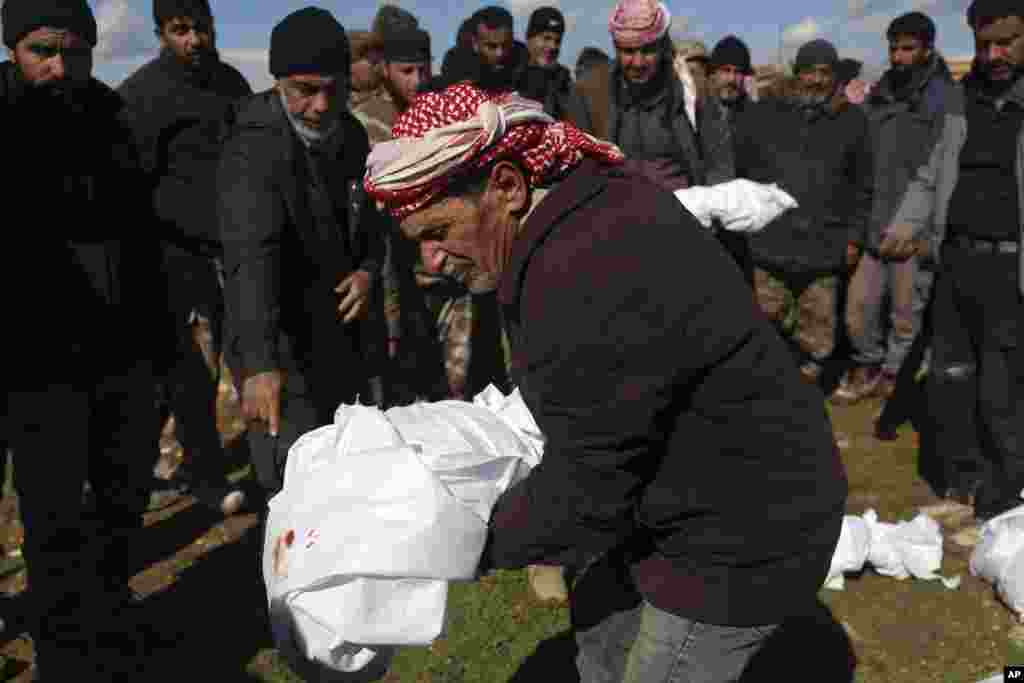 Rudele și cei apropiați îngroapă membrii familiei care au murit într-un cutremur devastator care a zguduit Siria și Turcia într-un cimitir din orașul Jinderis, provincia Alep, Siria, marți, 7 februarie 2023. .