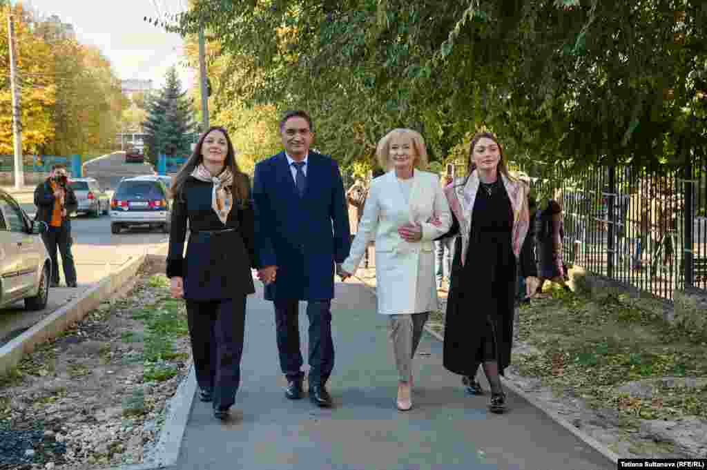 Candidatul susținut de Partidul Socialiștilor, ex-procurorul general Alexandr Stoianoglo, a votat împreună cu familia la o secție de votare din sectorul Râșcani din capitală. El a declarat presei, că a votat pentru „Moldova liberă stabilă și prosperă” și care „nu stă cum mâna întinsă”, dar dezvoltă relații „în armonie, și cu Estul, și cu Vestul”.
