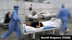 Egy Covid-beteget visznek egy ideiglenes kórházba az Orosz Fegyveres Erők Patriot kiállítási központjában, Moszkva mellett, 2021. június 25-én 