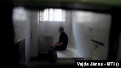 Magyarországon a börtöntelefon a mai napig olyan drága, mint az emelt-díjas hívások. 