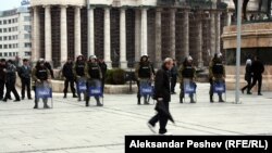 Полицијата ги обезбедува протестите во Скопје на 16 април 2012 по петкратното убиство во Смиљковци.