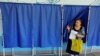 Një qytetare voton në zgjedhjet e organizuara nga Rusia në Donjeck. 8 shtator 2023.