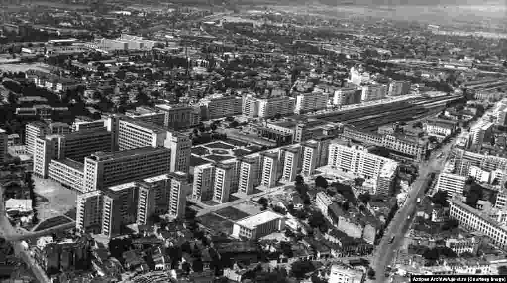 Vedere aeriană a Bucureștiului, în zona Gării de Nord (nedatat). Edgar Szocs, care a creat arhiva online, a declarat pentru Europa Liberă că ideea i-a venit după ce a aflat că zeci de cutii cu fotografii realizate de reporterii Uj Elet zăceau într-o bibliotecă din Transilvania. 