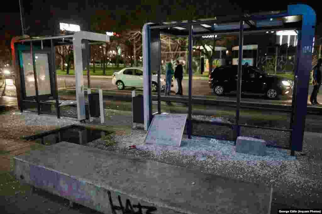 A fost devastată și o stație din apropiere de Piața Unirii.