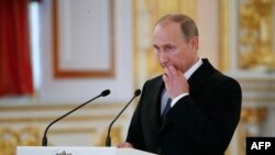 Рускиот претседател Владимир Путин за време на церемонијата за примањето на акредитивните писма. 