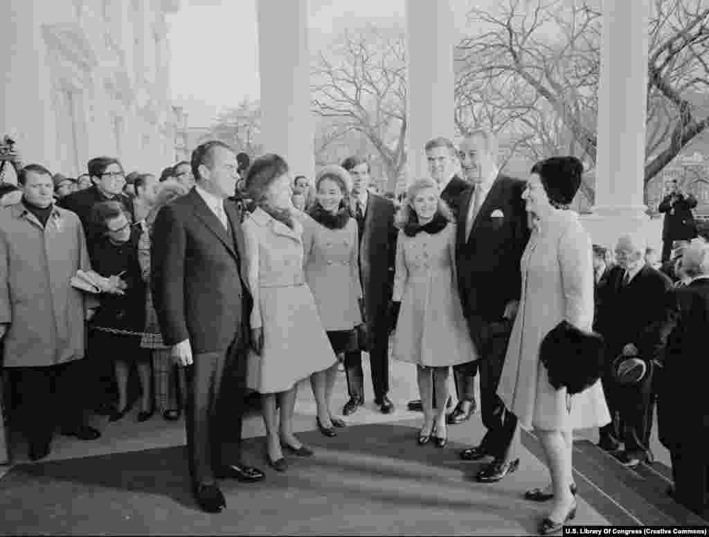 Täze prezident Riçard Nikson (çepde) maşgalasy bilen 1969-njy ýylyň 20-nji ýanwarynda, öňki prezidenti Jonsonyň maşgalasy bilen görüşýär. Nikson Ak tama iki gezek saýlansa-da, Watergate masgaraçylygyndan soň, ikinji möhletiniň ortasynda wezipesinden çekildi. 