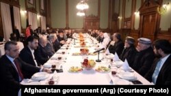 زلمی خلیل‌زاد حین دیدار با رهبران حکومت وحدت ملی افغانستان در کابل