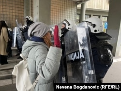 Marija Vasić în timpul unui protest împotriva conducerii orașului Novi Sad, în fața clădirii consiliului local, pe 3 decembrie 2024