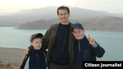 Odiljon Yo‘ldoshev Valijon va Alibek ismli o‘g‘illari bilan. Rasm 2007 - yilda olingan