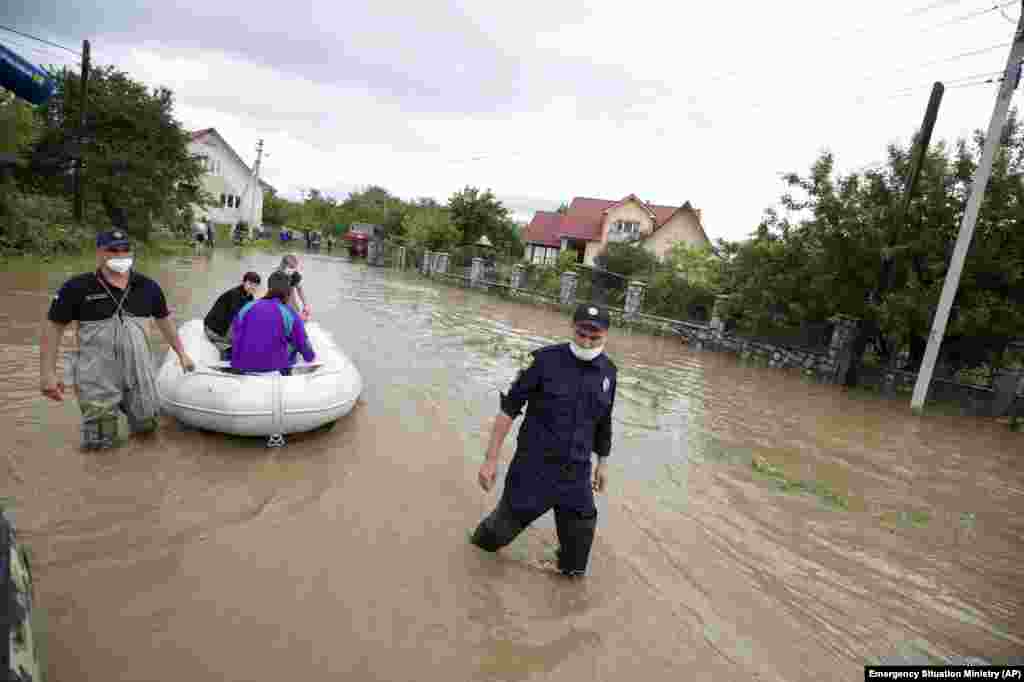 Echipajele de salvatori evacuează rezidenții din satul Lanchyn în regiunea Ivano-Frankivsk pe 24 iunie.