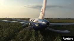 На борту перебували 233 людини, зокрема сім членів екіпажу