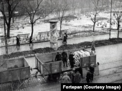 Cadavrele sunt transportate departe de ghetoul din Budapesta, unde zeci de mii de evrei au fost ținuți sub conducerea Crucii cu Săgeți în iarna 1944-1945.