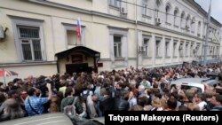 Acțiune în sprijinul lui Kiril Serebrenikov, în jața unei judecătorii la Moscova