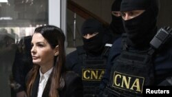 Evghenia Guțul este escortată la ședința de judecată de la sediul Ciocana al Judecătoriei Chișinău. 28 martie 2025.