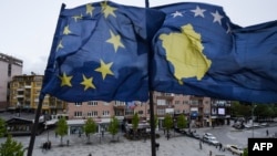 Zastave Evropske unije i Kosova u Prištini