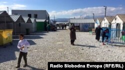 Мигранти одмораат во транзитниот камп Вунојуг во Гевгелија на македонско-грчката граница во 2016 година