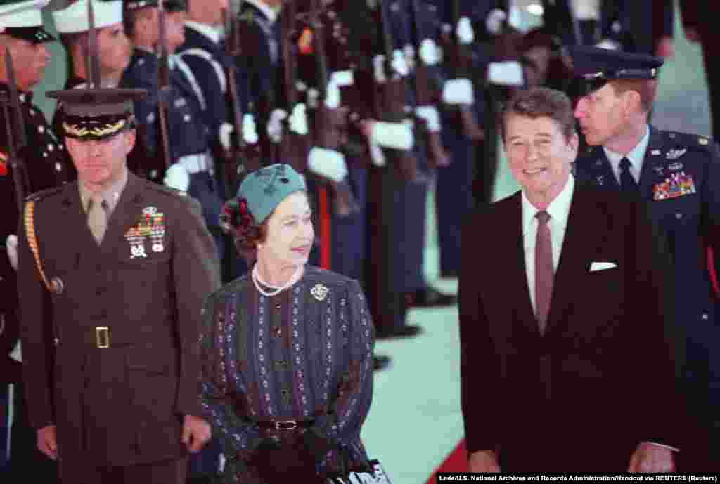 Erzsébet brit királynő és Ronald Reagan amerikai elnök a kaliforniai Santa Barbarában, 1983-ban. 