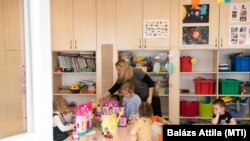 Óvodásokat almával kínál az óvónő Nyíregyházán 2021. március 10-én. (Illusztráció)