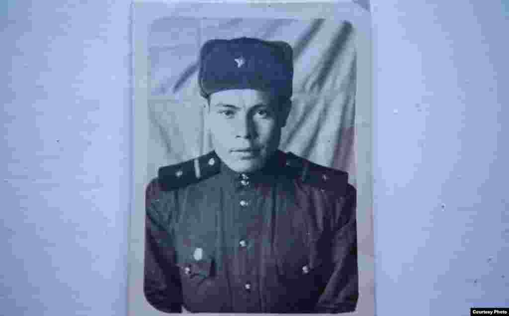 Абдулхалик Гасин 1044-жылы 18 жаңы чыкканда согушка кетип, согуш бүткөн соң Ыраакы Чыгышта, 1946-жылдан баштап Хабаровскидеги штабда телеграфист болуп аскердик мөөнөтүн өтөгөн. Ал үйүнө 1951-жылдын жазында кайткан.