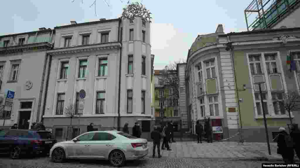 Домът на сестрата на Никола Мушанов в София, на ул. "Московска" 45 (на снимката вдясно). Днес там се помещава Институтът по балканистика на БАН. Къщата на самия Мушанов се е намирала на номер 47 на същата улица, но е съборена. Никола Мушанов е осъден на 1 година затвор от Народния съд, който формално е обявен за инструмент за борба с нацизма. Но Мушанов е точно обратното - участник в демократичното и антифашистко правителство на Константин Муравиев от 2 до 9 септември 1944 г. След разгрома на демократичната опозиция през 1947 г. той е интерниран във Велико Търново, а от 1949 г. - в село Заград, Тутраканско. През 1951 г. е арестуван и скоро умира.