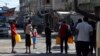 Palestinezët presin në radhë për t'u furnizuar me ujë në kampin e refugjatëve në Rafah, në jug të Rripit të Gazës. 15 tetor 2023. 