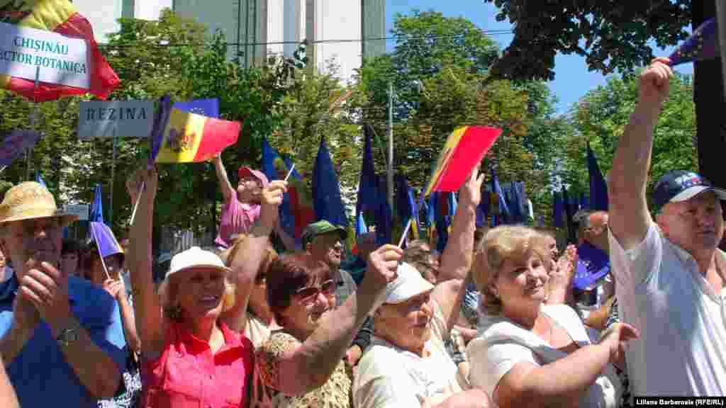 2 iulie 2014. Parlamentul de la Chișinău a ratificat cu 59 de voturi „pentru” Acordul de Asociere cu UE, în prezența câtorva mii de adepți ai cursului proeuropean al Republicii Moldova