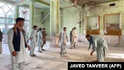 Disa afganë duke pastruar një xhami të shkatërruar pas sulmeve në Kandahar. Fotografi ilustruese nga arkivi.
