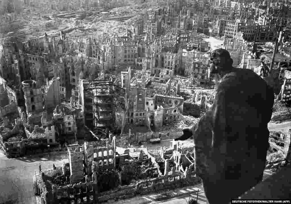 Ruinele centrului orașului după bombardament. Un băiat german care avea nouă ani spunea că după al doilea val de bombardamente nu se mai vedeau decât &bdquo;Flăcări, numai flăcări peste tot unde te uitai.... Era mai presus de orice ți-ai putea imagina, cele mai îngrozitor coșmar.&quot;