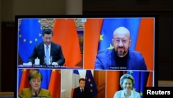 Shefja e Komisionit Evropian Ursula von der Leyen, presidenti i Këshillit Evropian, Charles Michel, kancelarja gjermane Angela Merkel, presidenti francez Emmanuel Macron dhe presidenti kinez Xi Jinping shihen gjatë një video-konference në Bruksel më 30 dhjetor 2020.