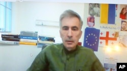 ვიდეოკადრი: საქართველოს ყოფილი პრეზიდენტის, მიხეილ სააკაშვილის ვიდეოჩართვა სასამართლოს სხდომაზე. 27 ოქტომბერი, 2023.
