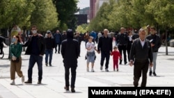 Kosovë: qytetarë në sheshin qendror të Prishtinës (Foto nga arkivi) 