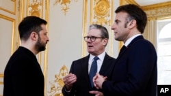Președintele ucrainean, Volodimir Zelenski, împreună cu președintele francez, Emmanuel Macron, și premierul britanic, Keir Starmer, la o discuție în trei în marginea summit-ului de la Paris.