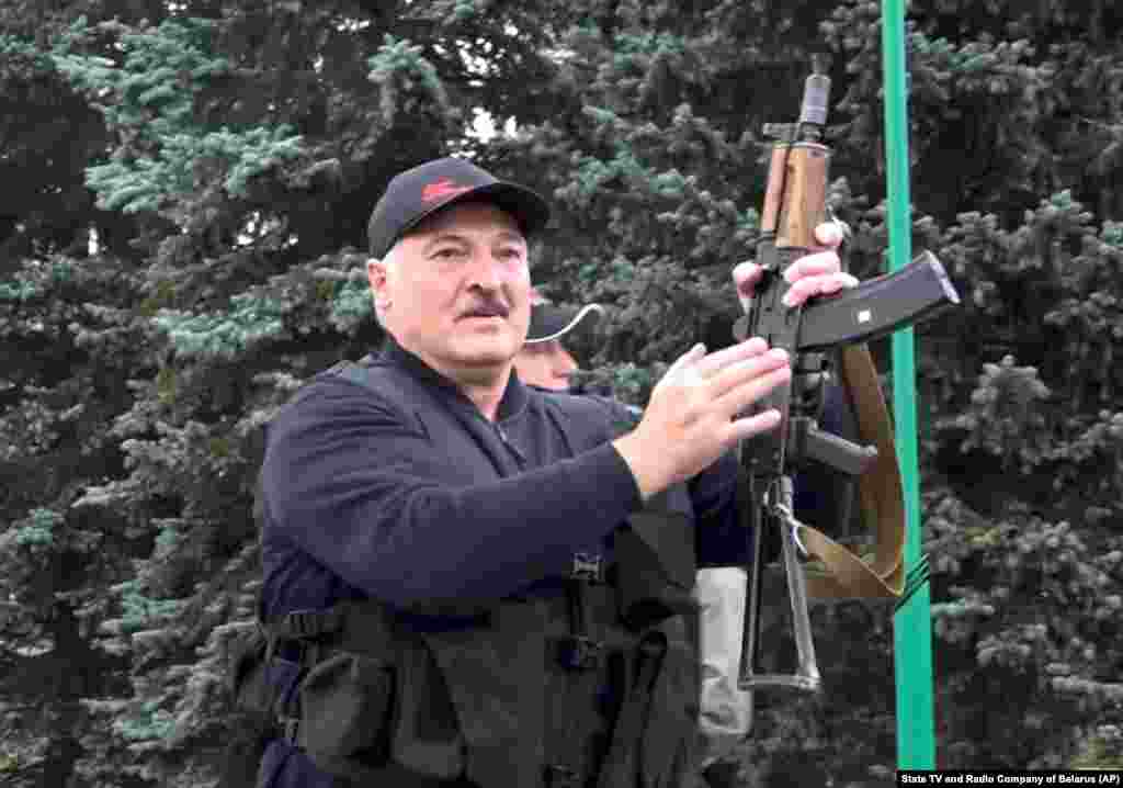 Aleksandar Lukašenko s puškom u rukama, Minsk, 23. august.