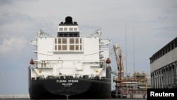 Një cisternë LNG bën një dorëzim në një terminal në Swinoujscie, Poloni, në një fotografi arkivore nga viti 2017.