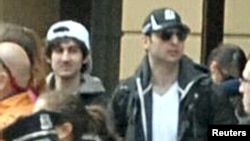 Tamerlan (desno) i Džohar Carnajev na fotografiji koju je objavio FBI u potrazi za njima, 18. aprila 2013.