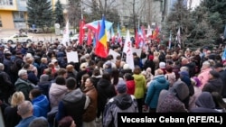Акция протеста в поддержку депутата Ирины Лозован перед зданием суда Буюкан, Кишинев, 31 марта 2025 г.