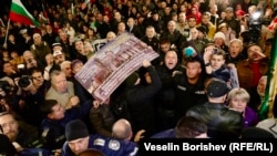 Protest ispred Bugarskog narodnog pozorišta u Sofiji zbog postavljanja drame "Oružje i čovjek" u režiji Džona Malkoviča 7. novembra 2024.